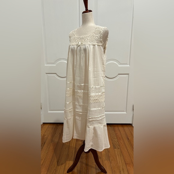 Artisanal Mexican women’s summer dress is made with crochet and cotton manta. - Picture 6 of 7